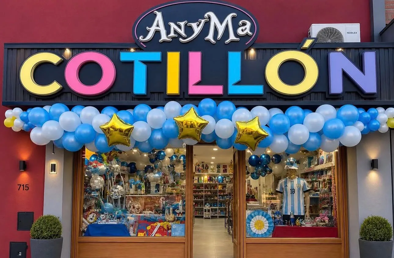 Frente del local AnyMa Cotillón en Quilmes, con el cartel y guirnalda de globos